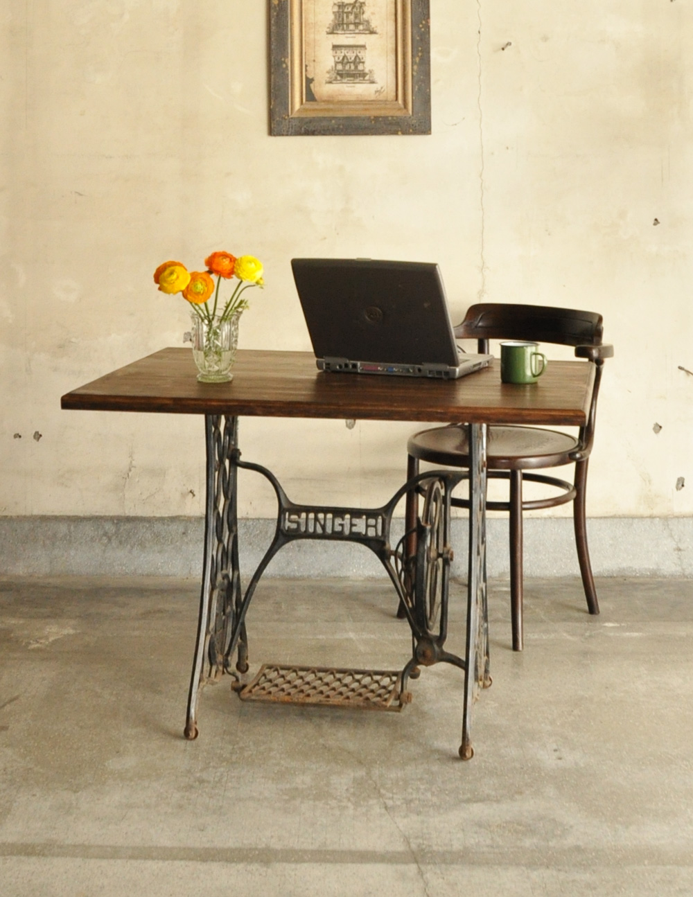 イギリスのアンティーク家具、アイアン脚のシンガーテーブル（ミシン台