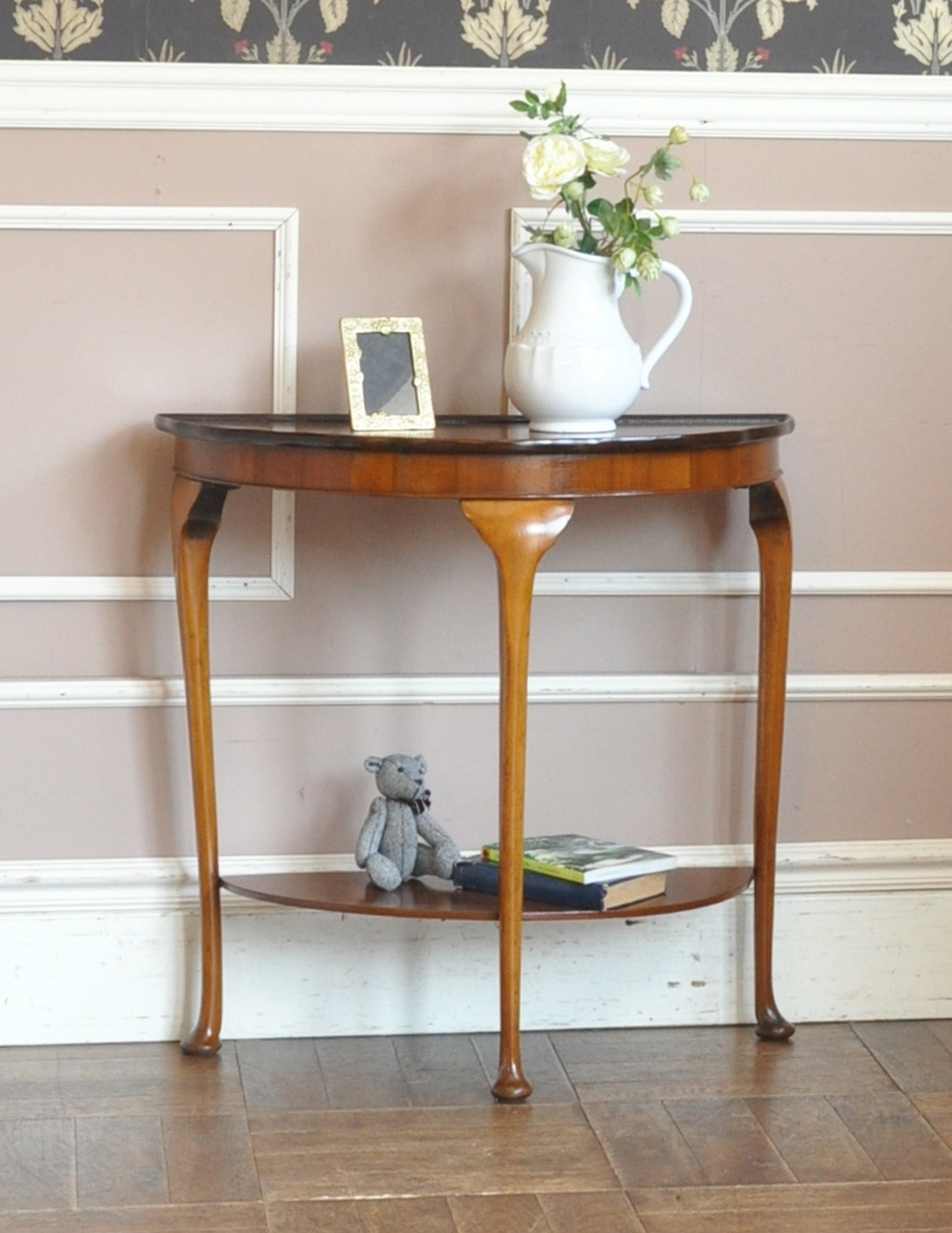 英国デザインのアンティーク家具、ハーフムーンのコンソールテーブル(m