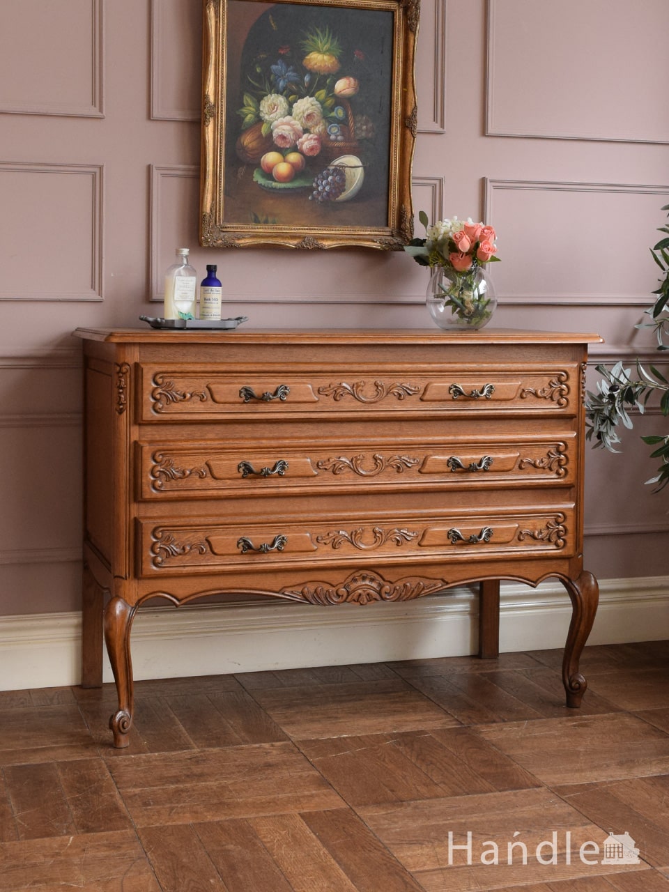 フランスから届いたおしゃれなアンティークのテレビボード、猫足が優雅