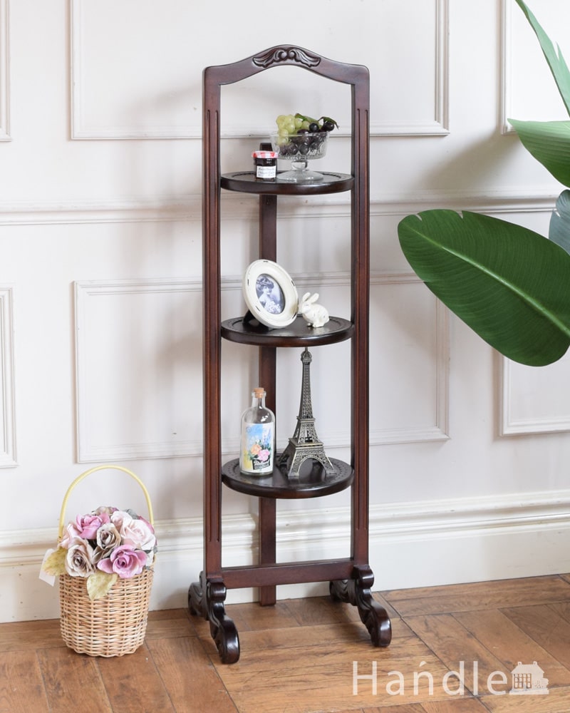 英国アンティーク風の家具、本格アフタヌーンティーが気軽に楽しめる