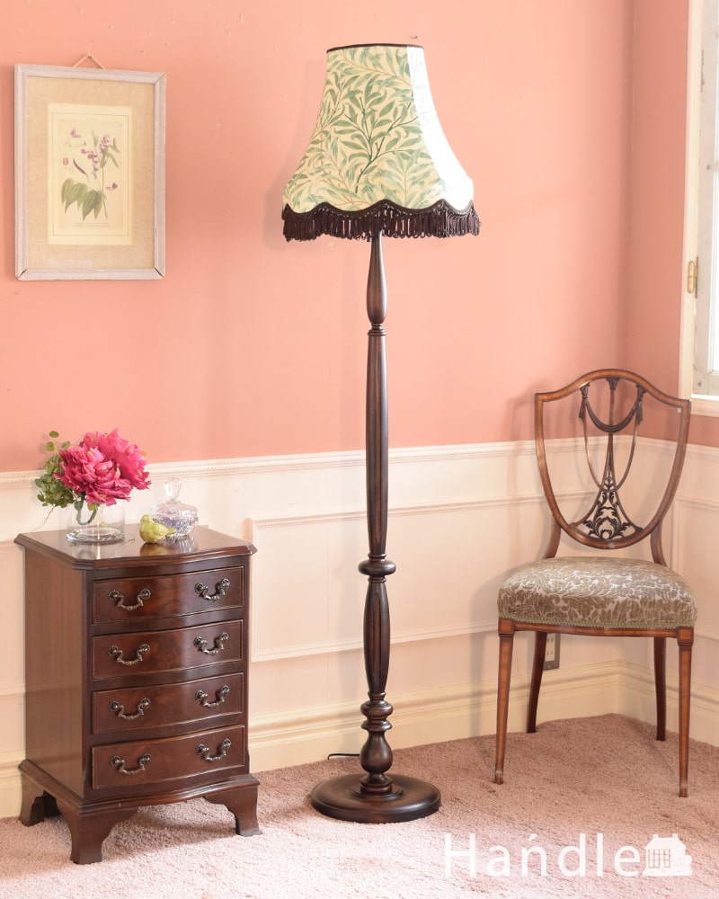 アンティーク風のおしゃれなフロアスタンド、ウィリアムモリス柄の