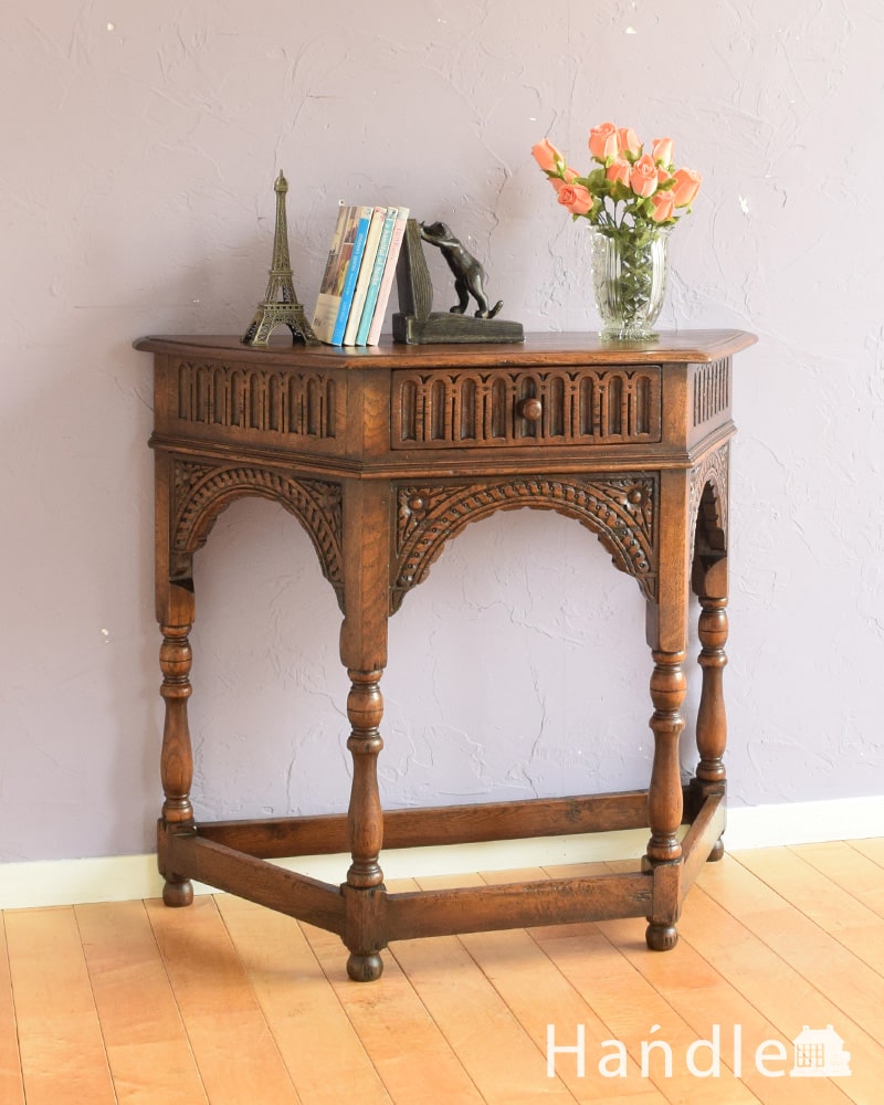 アンティークのコンソールテーブル、アーチ型の彫の装飾が美しい