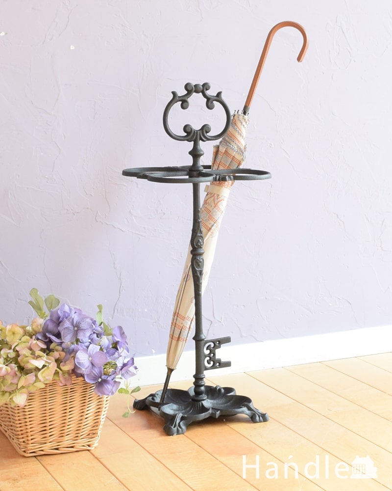 アンティーク調のおしゃれな傘立て、アイアンのアンブレラスタンド(鍵