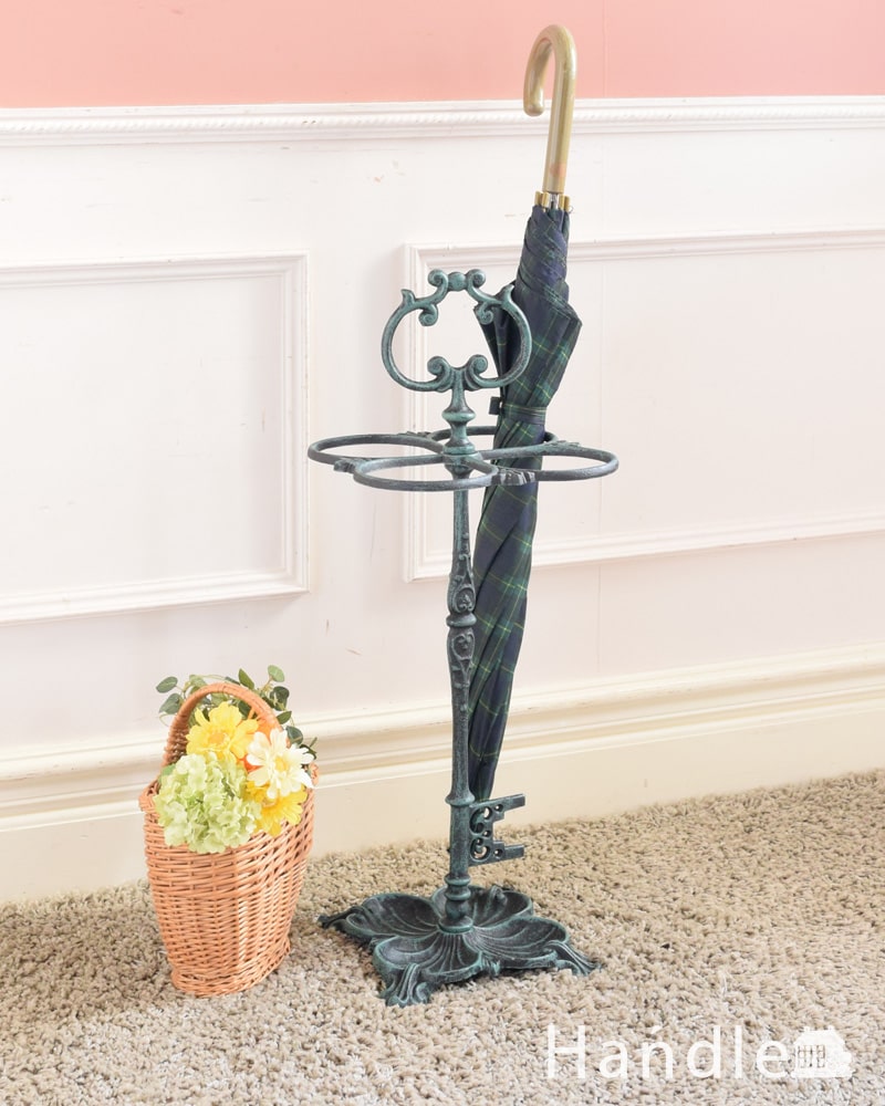 アンティーク調のおしゃれな傘立て、アイアンのアンブレラスタンド(鍵