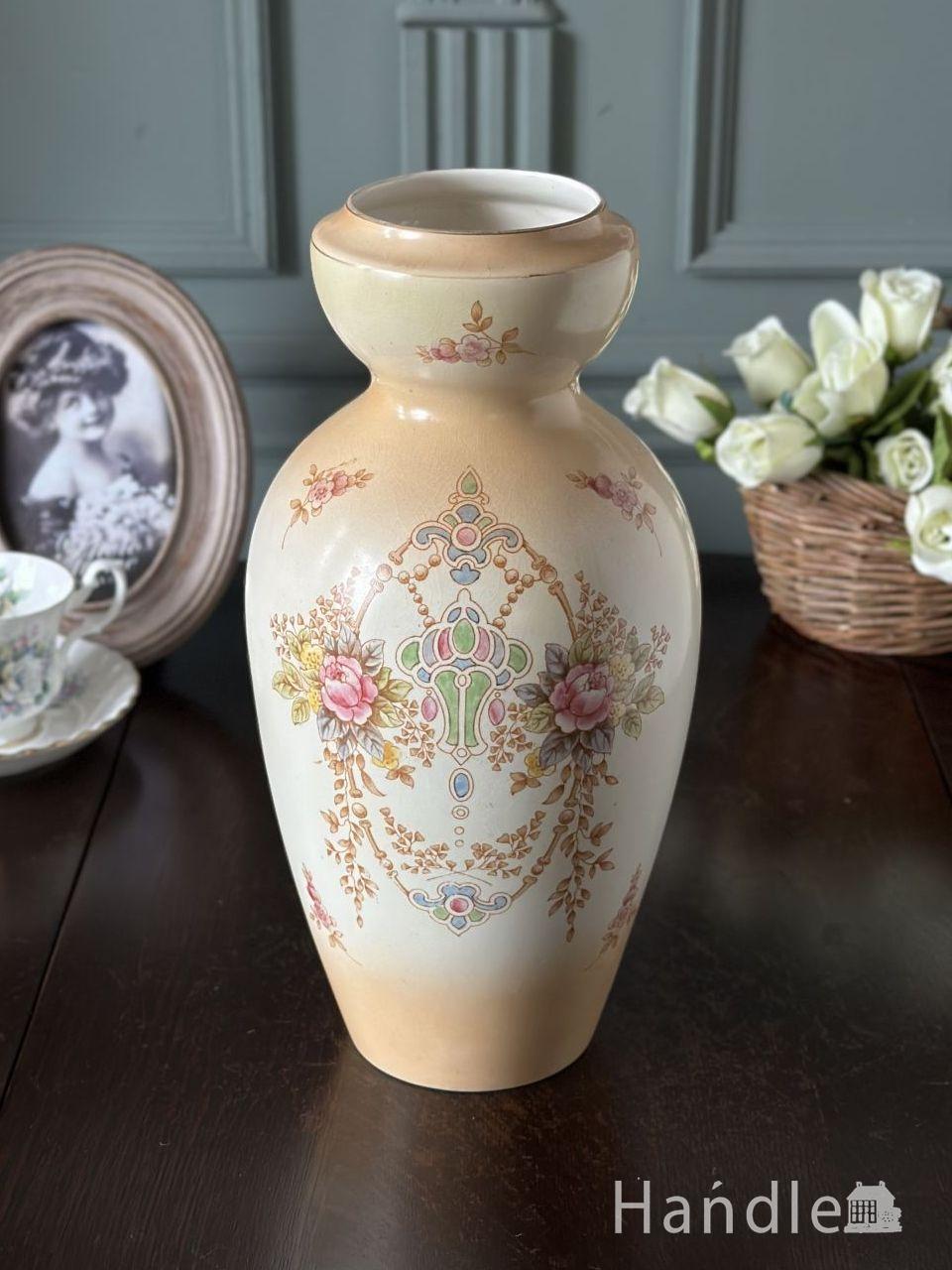 英国から届いたクリーム色のアンティークフラワーベース、クラウン