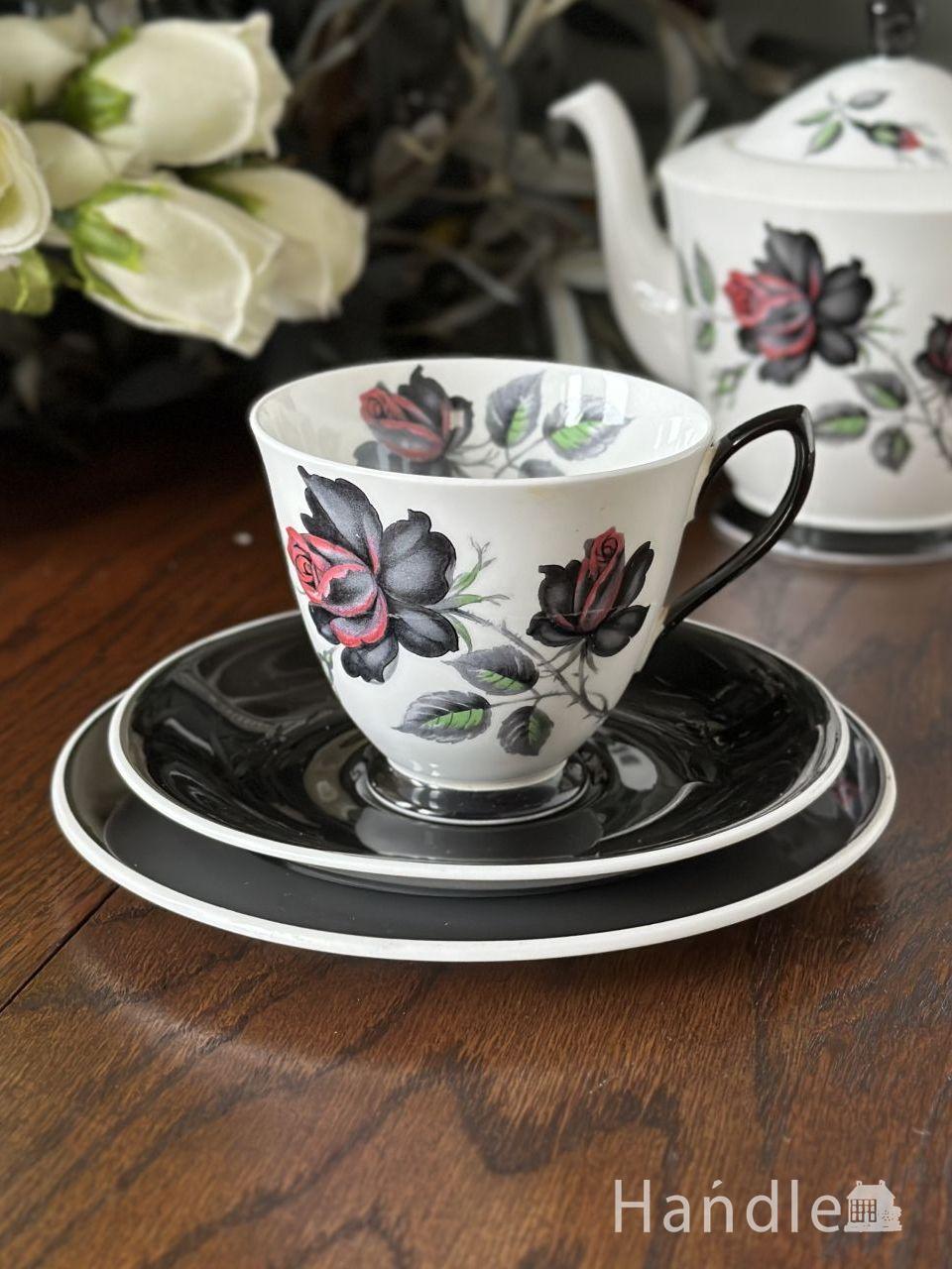 ロイヤルアルバート社のマスカレードシリーズ、アンティークのカップ