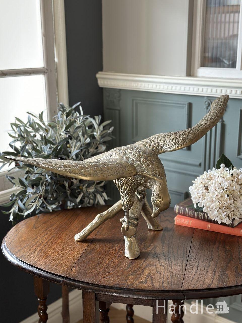 イギリスで見つけた真鍮製のフィギュア、ビンテージのタカのオブジェ