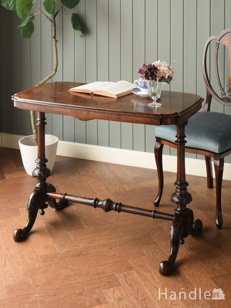 イギリスアンティークのおしゃれなテーブル、アイアン脚の足踏みミシン