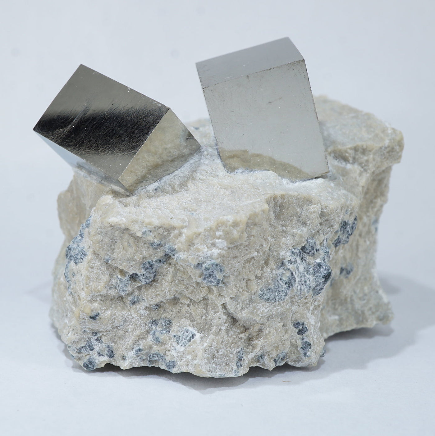 スペイン産 母岩付きキュービックパイライト (黄鉄鉱） – 天然石