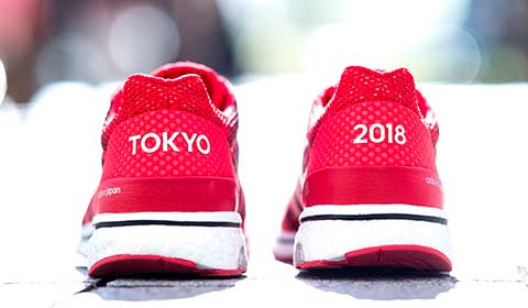 東京をイメージした真っ赤なカラーリングの「adizero japan BOOST 3