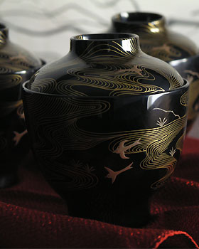 名匠、“呉籐友乗”の繊細優美な作品 『小吸物椀 波に蝶鳥蒔絵』 | 漆器