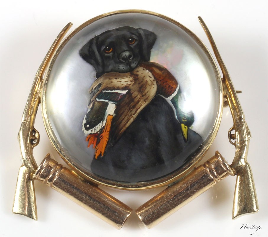 イギリス紳士の黒のラブラドール・レトリバーのエセックス・クリスタル