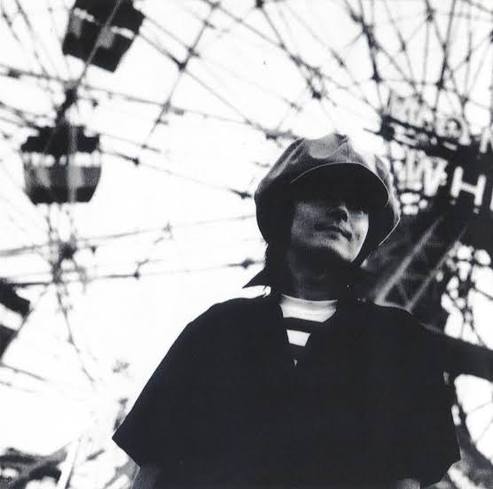 真島昌利/人にはそれぞれ事情がある 心の空席にドッシリと腰を下ろした