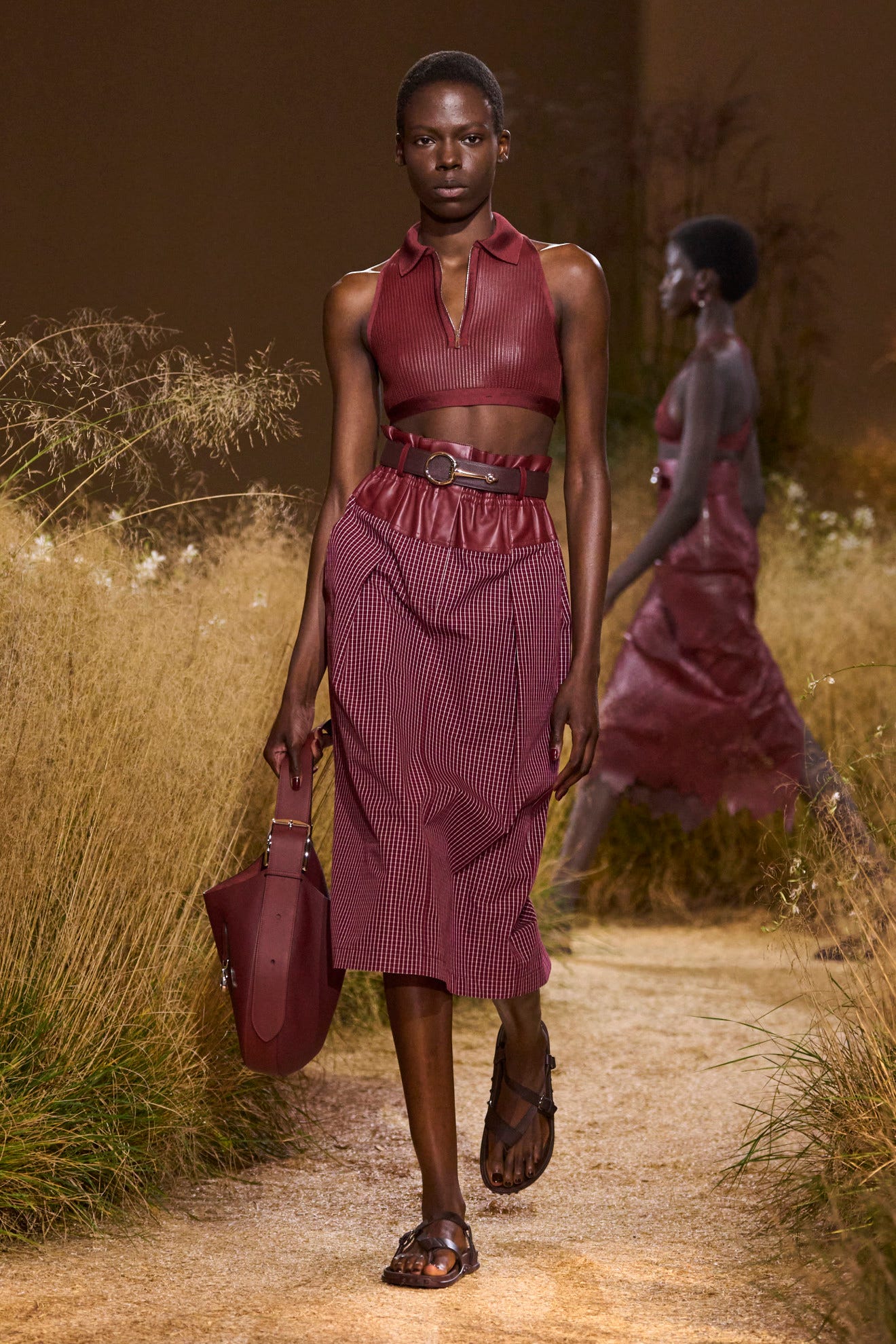 エルメス」と爽やかな草原を散策。官能性と気楽さを奏でた2024春夏