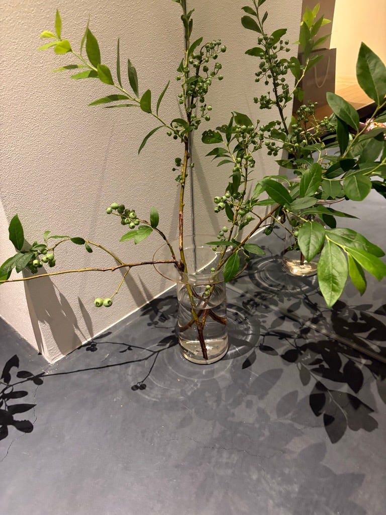 置くだけで美しい風景が生まれる、ガラス作家 奥泰我のフラワーベース