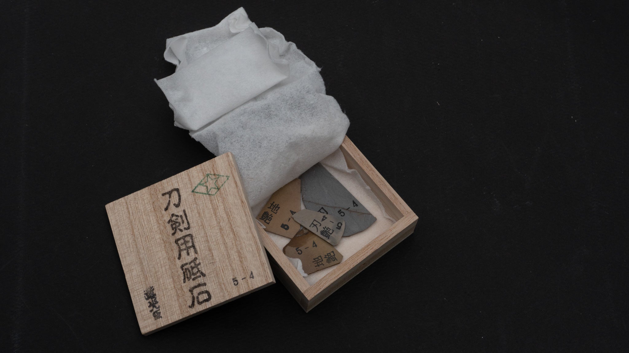 森平 天然砥石 刀剣用 地艶・刃艶砥石 上物 (05-4 D/AA+) – HITOHIRA