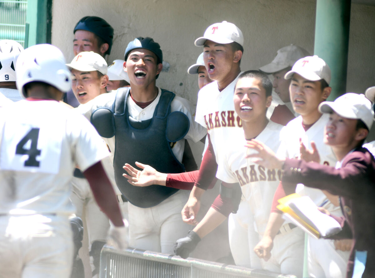 高校野球】富山・高岡商が秋春連覇に王手…9回に6連打、5得点で大