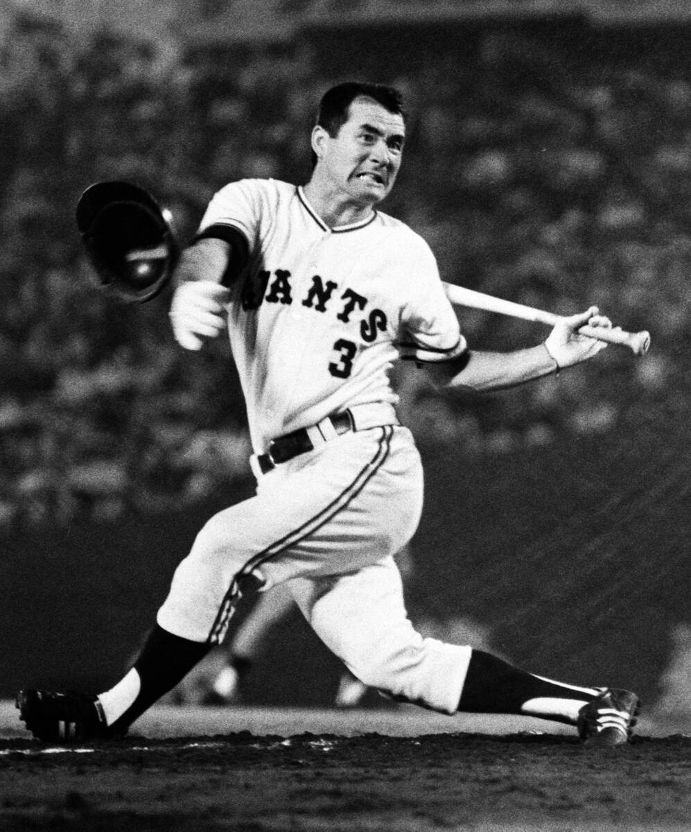 日本一有名な空振り写真”は撮影者が不明 誰もが魅了された長嶋茂雄さん