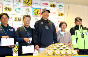 ソフトバンク】小久保裕紀監督、宮崎キャンプ関係者に感謝の差し入れ