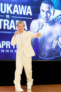 中谷潤人のサウジ決戦に向けた応援グッズが完成 ロス合宿では週4日