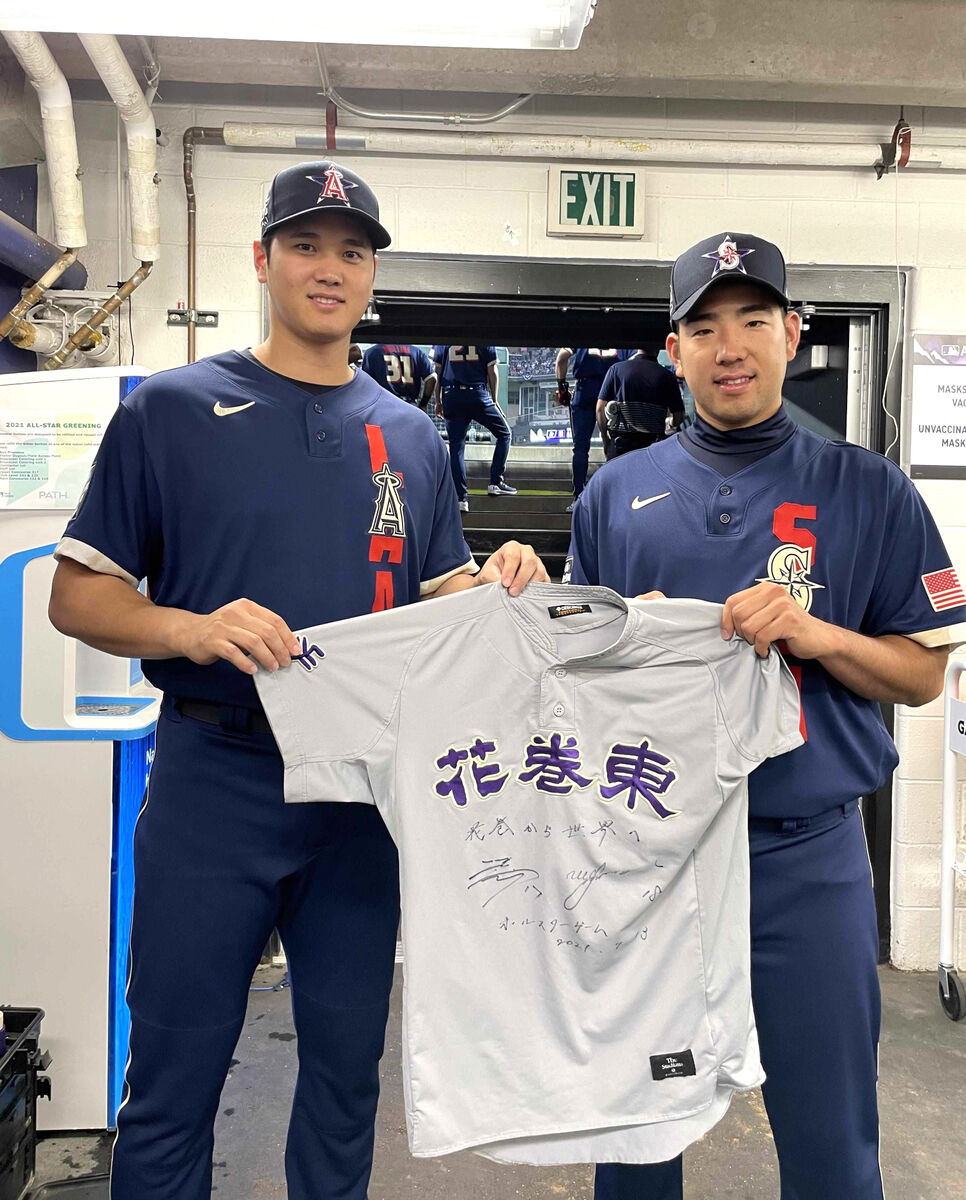 大谷翔平と菊池雄星が母校の花巻東ユニホームにサイン「花巻から世界へ