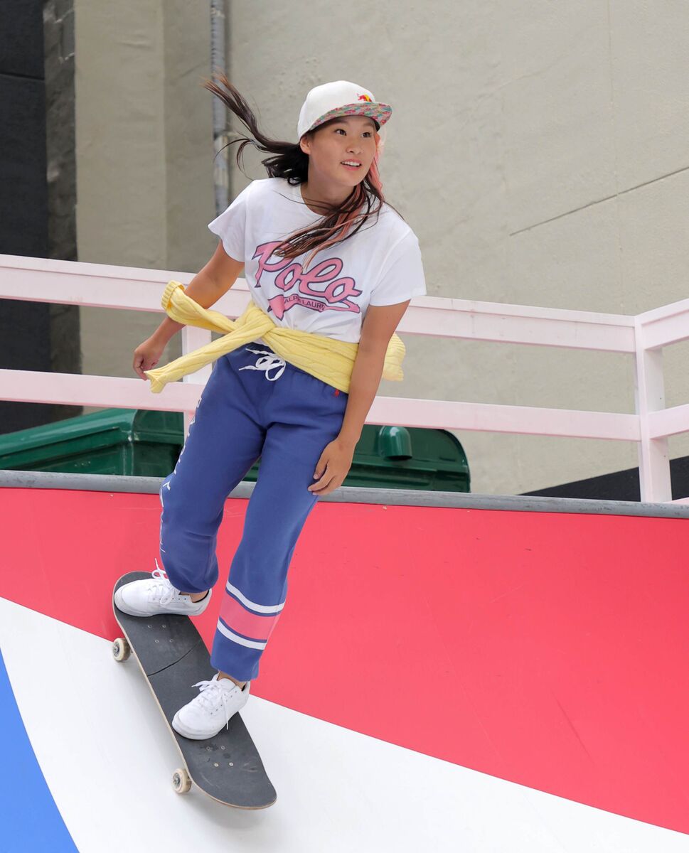 スケボー金メダルの四十住さくらが銀座に登場、五輪後初滑り