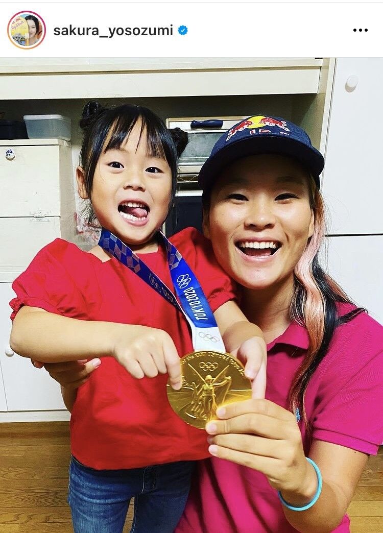 スケボー金の四十住さくら、めいっ子に会い笑顔“満開”「やっと金メダル