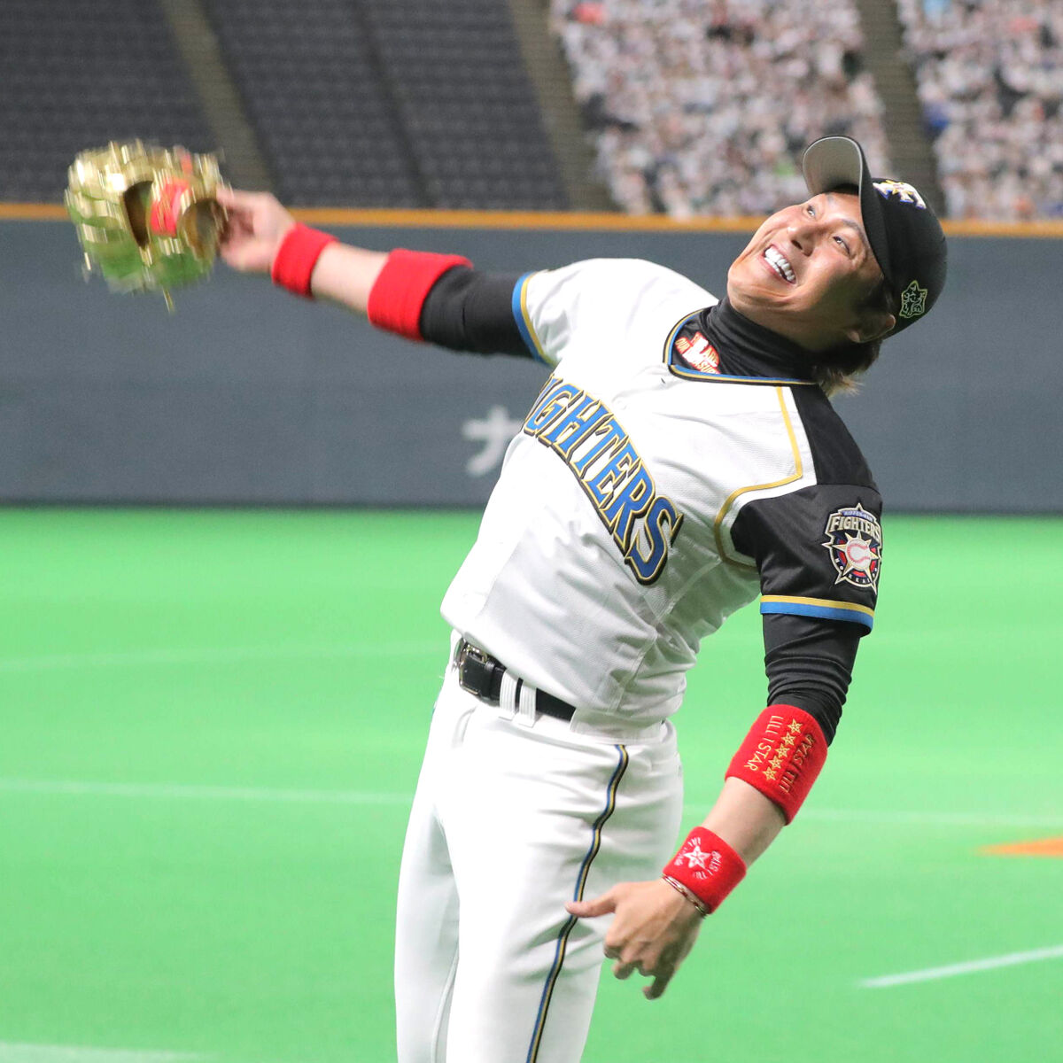 日本ハム】新庄ビッグボス、試合前イベントに金色グラブで登場