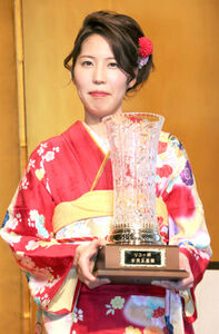 里見香奈女流王座就位式「これからも日々精進していけるよう