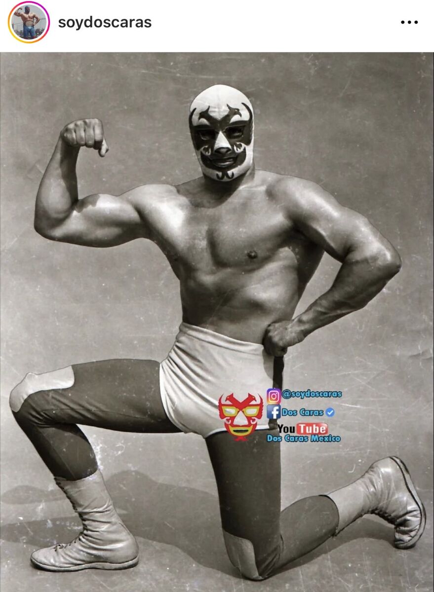 ドス・カラス、自身のマスクを着用して試合後の客席を清掃する日本代表