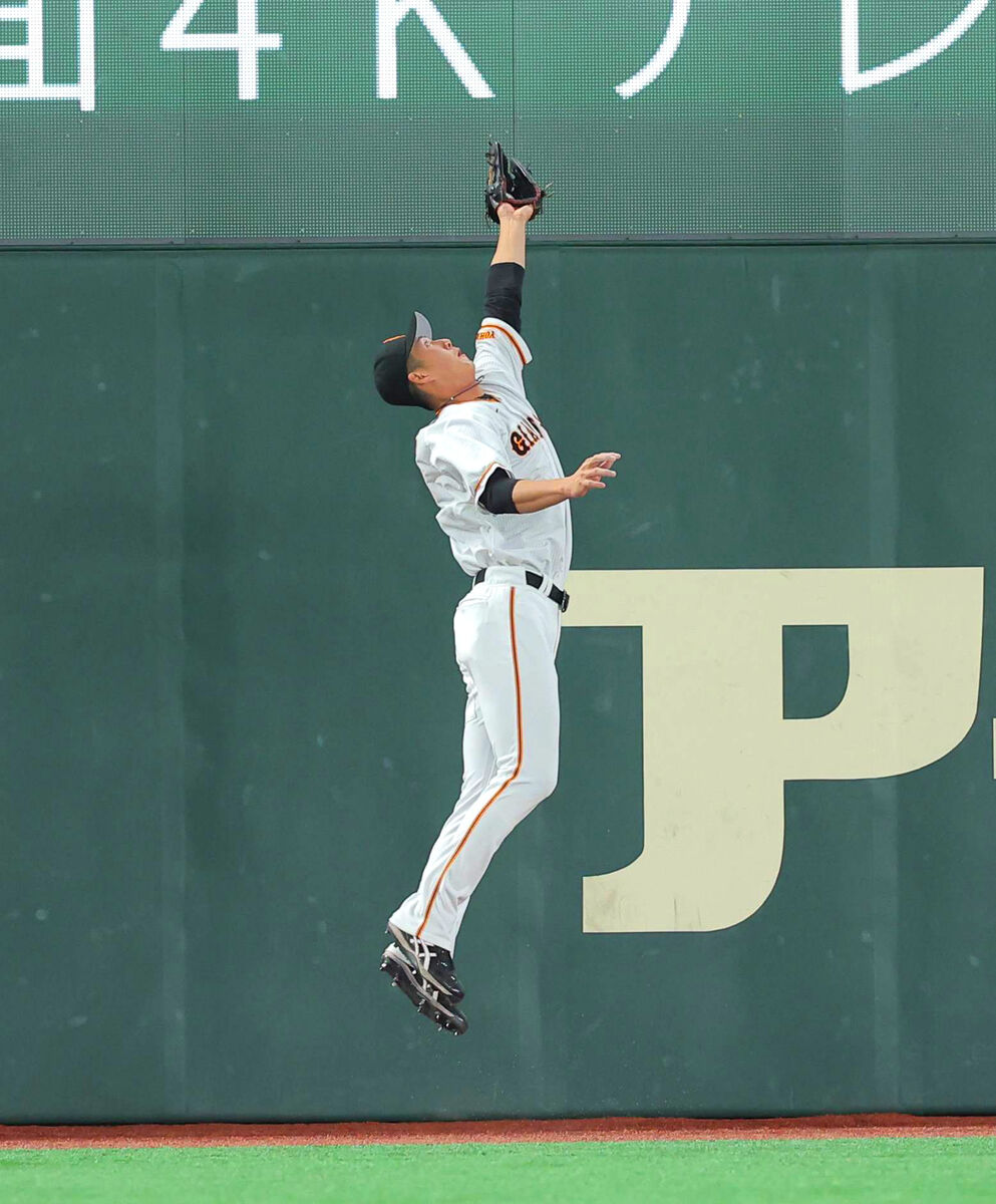 巨人】秋広優人、2m長身生かし超美技 背番号「55」の先輩・松井