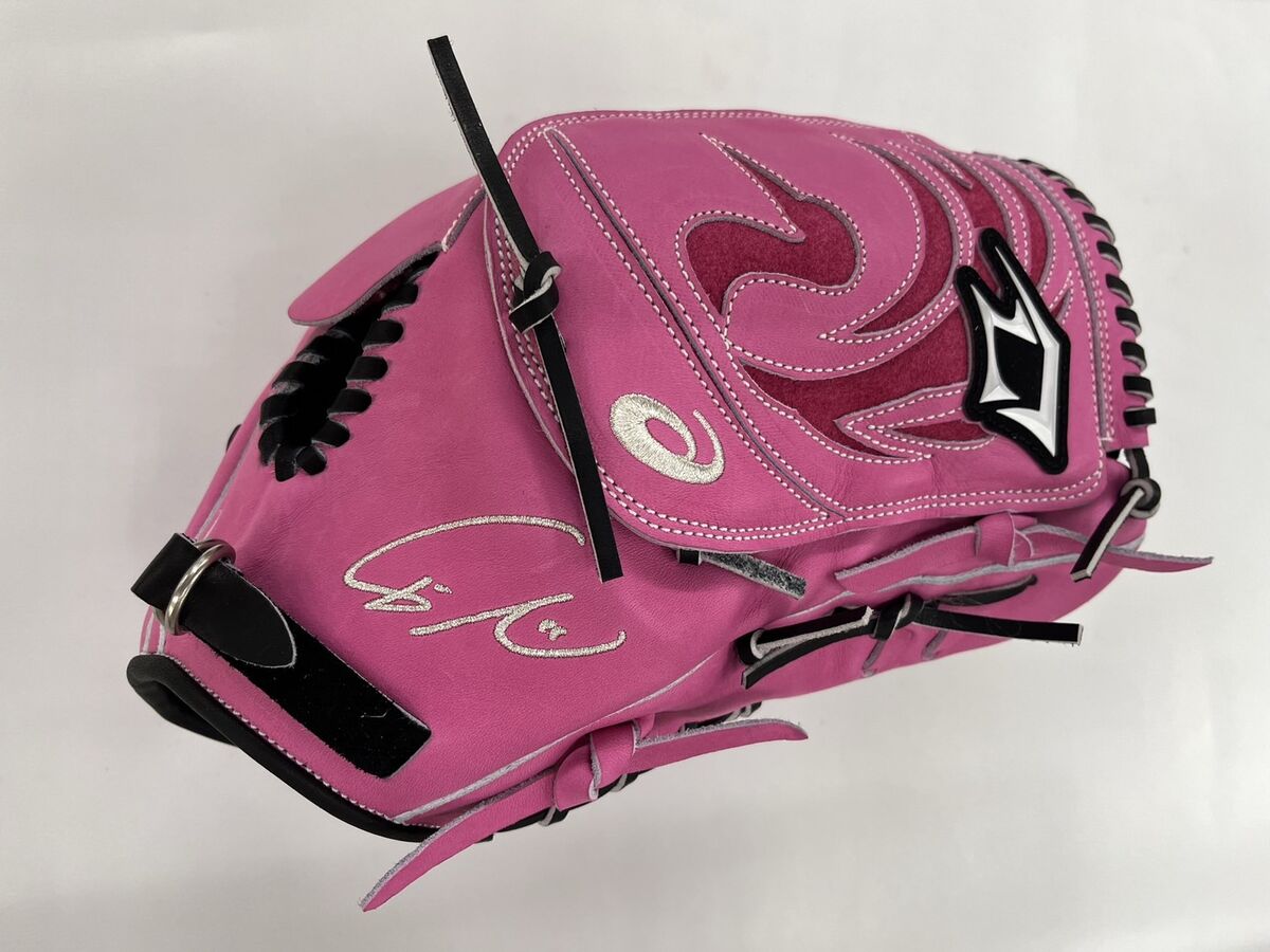 ダルビッシュ＆鈴木誠也が“母の日バージョン”の用具を発表 ピンクの