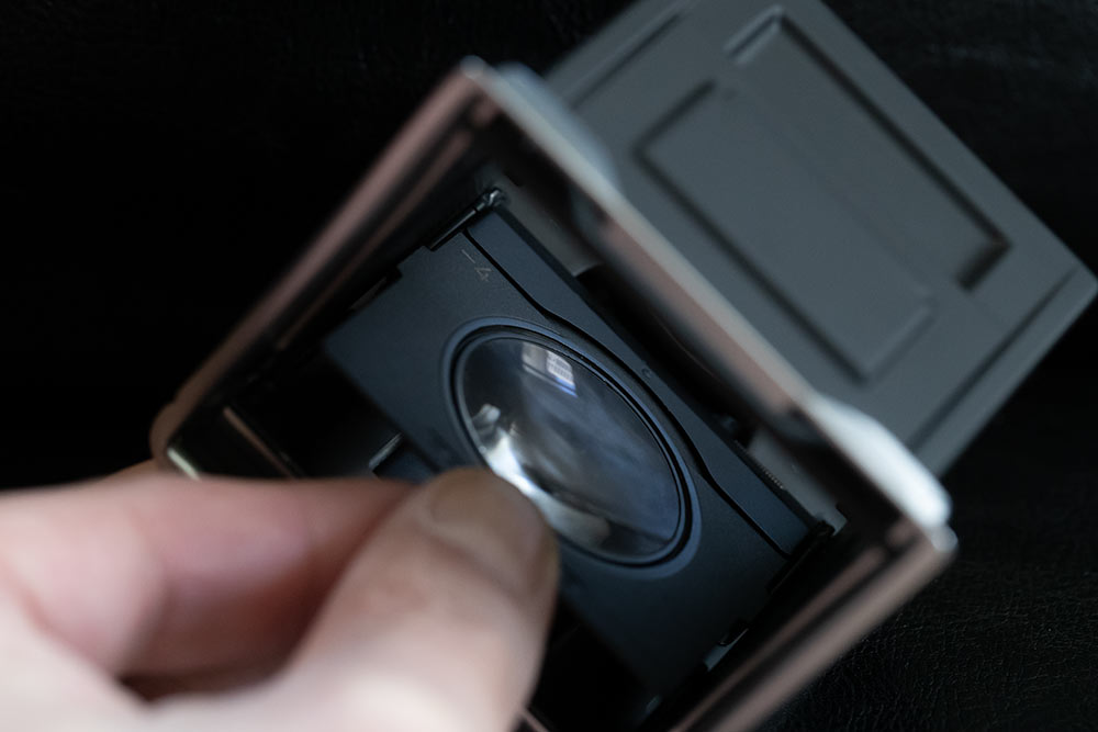 ハッセルブラッド ウエストレベルファインダーの視度補正レンズ交換