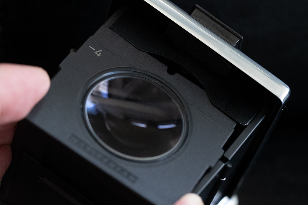 ハッセルブラッド ウエストレベルファインダーの視度補正レンズ交換