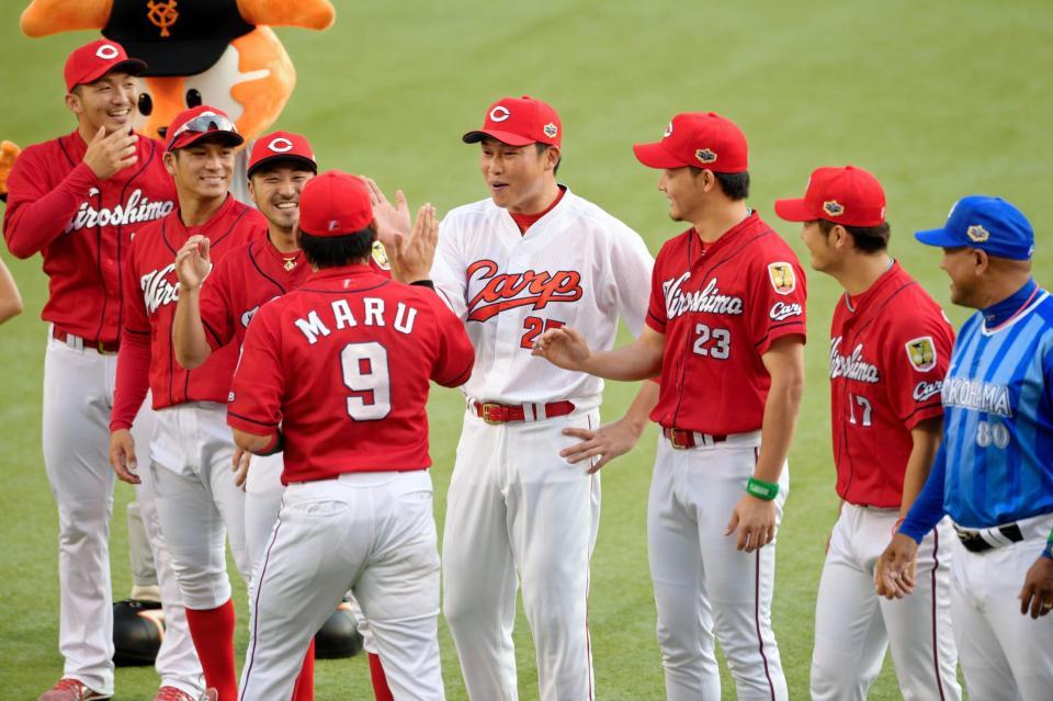 全セ新井が裏MVP！？ ユニホーム間違いで爆笑誘う/カープ/デイリー