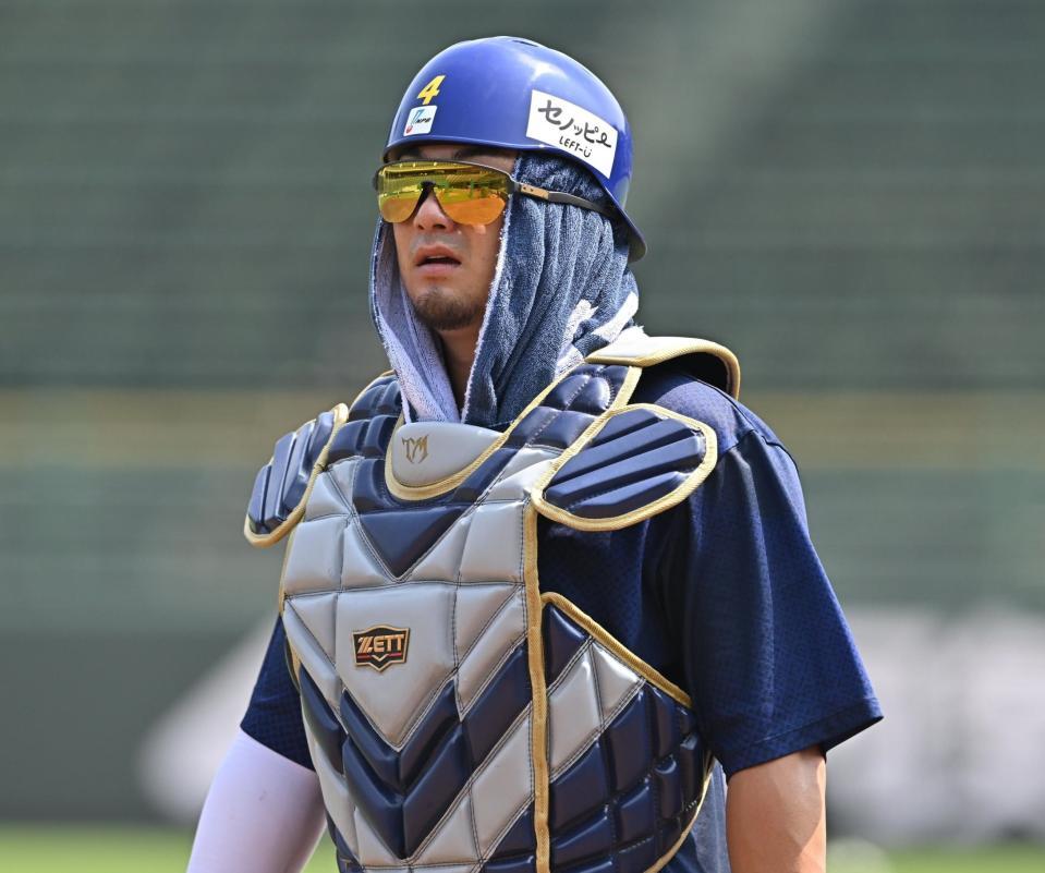 オリックス 森友哉の日差し対策がすごっ！ヘルメットの下にタオル