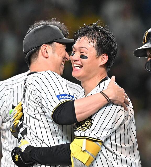 両手を広げて森下を抱きしめた阪神・藤川監督の親心 ナインとの肘