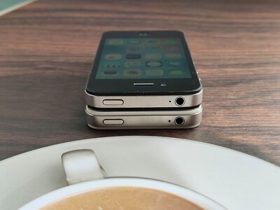 Original&Working Apple iPhone 4s 64GB Black/White Fully UNLOCKED