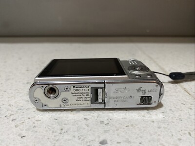 Panasonic Lumix DMC-FX01 Digital Camera + Genuine Battery 6.0MP