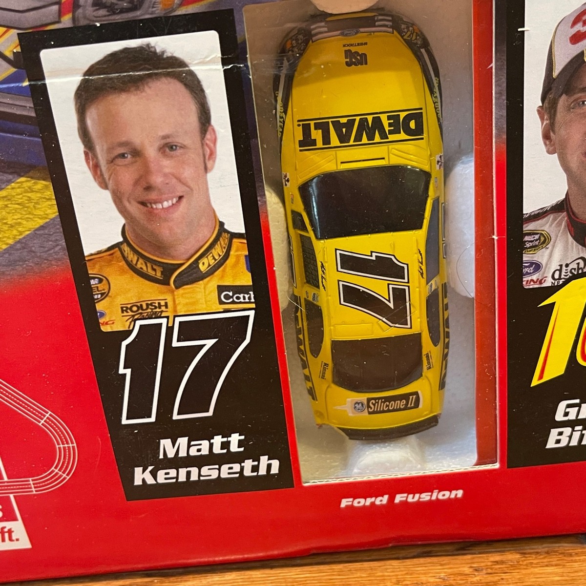 SCX 31340 NASCAR Tri-oval Compact 1/43 Slot Car Set Kenseth 17