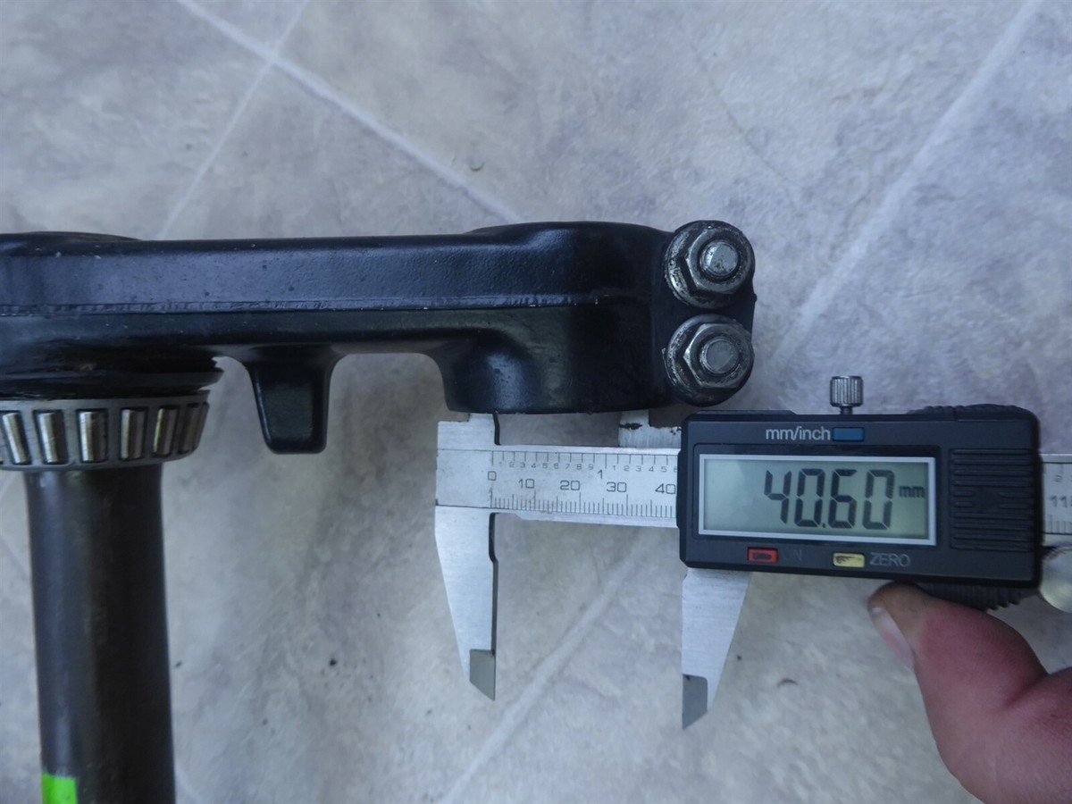 1990 Kawasaki ZX1000B Ninja K719-1) lower triple tree steering