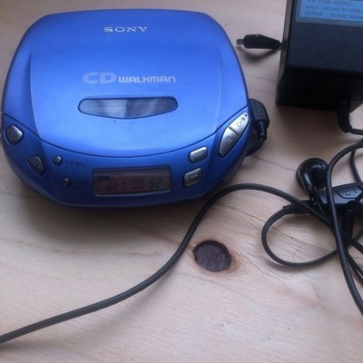 SONY D-E404 Portable CD Player Walkman Compact Silver From Japan