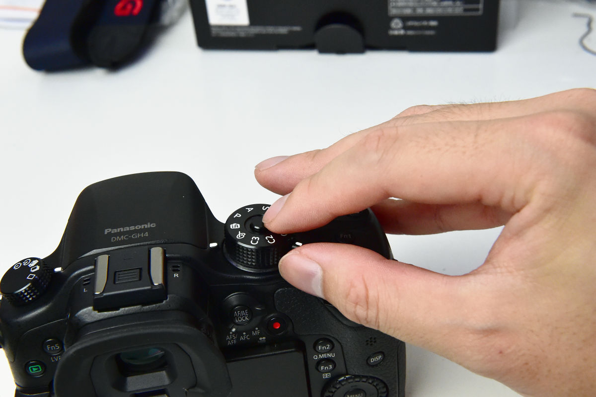 4K撮影に対応したPanasonicのミラーレス一眼「LUMIX GH4」はGH3の正統