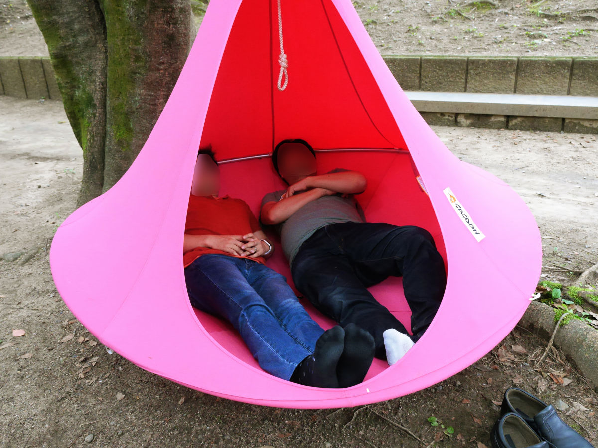 木や軒下につるすと空中に心地よい眠り＆リラックス空間が出現する