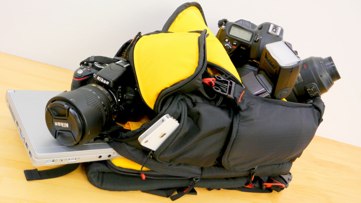 スリングバッグとバックパックのいいとこ取りができ、デジタル一眼