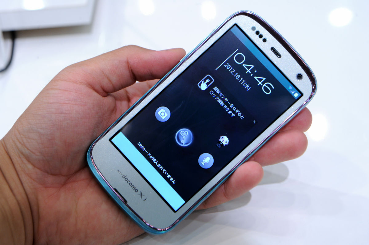 おくだけ充電対応で高速起動カメラも備えた女子向けスマホ「ARROWS