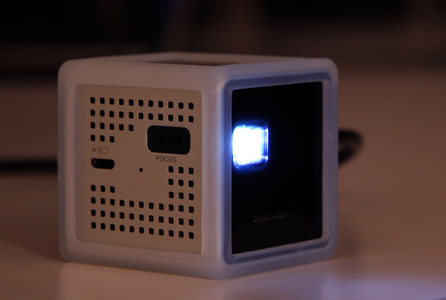 スマートフォンの画面をそのまま投射できる小型立方体プロジェクター