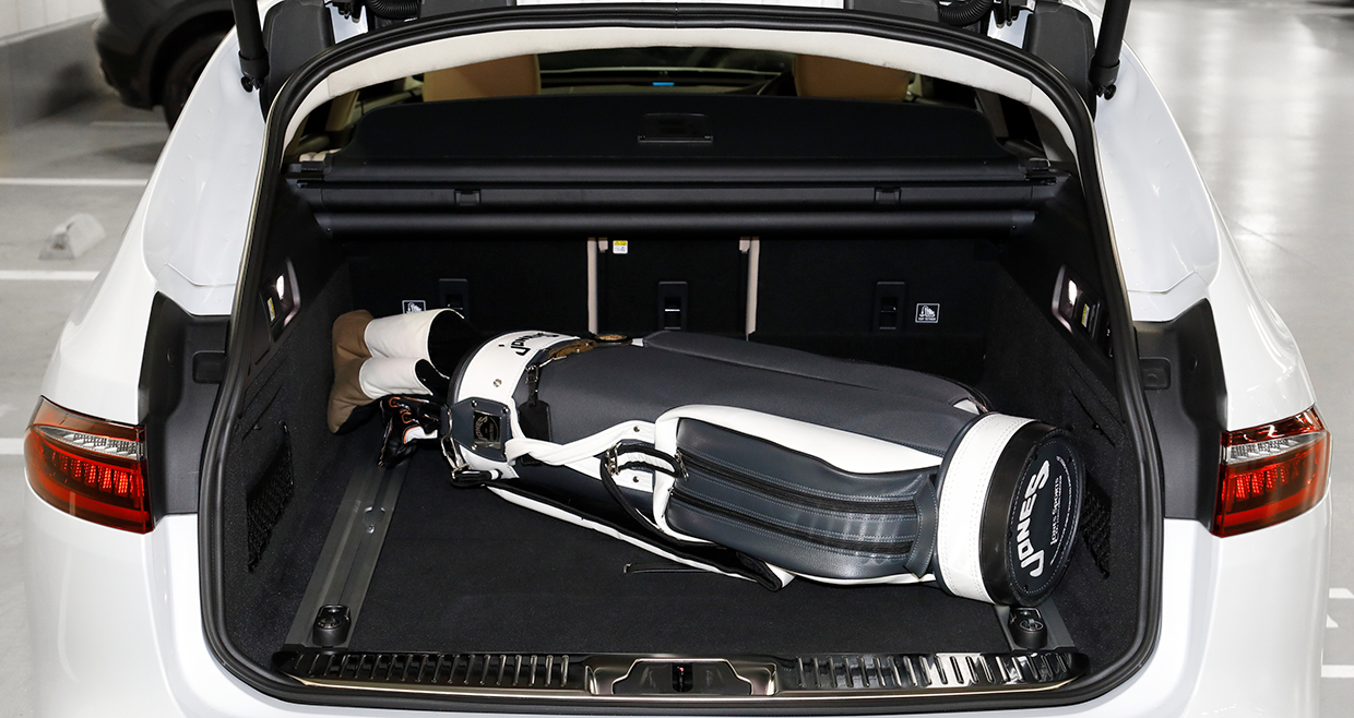 ジャガー ランドローバーにキャディバッグが何個積めるか試した - BRUDER