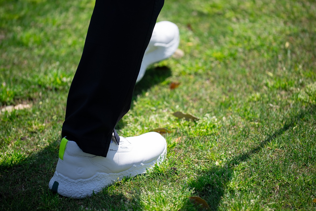 足首から足裏まで 極上の密着感はまさに“シームレス” エコー「BIOM H5