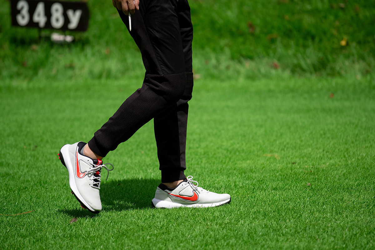 ナイキ「ビクトリー プロ 3」を試し履き たわんで食いつく“新感覚